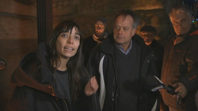 Photo de Jodie et Marc Emery à la sortie du palais de justice Old City Hall, à Toronto, le 10 mars 2017