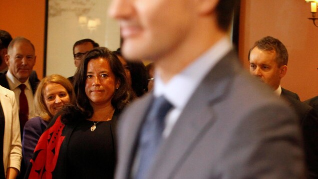 Jody Wilson-Raybould regarde Justin Trudeau.