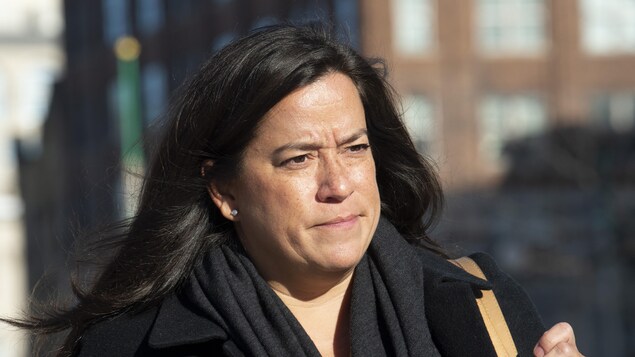 Plan rapproché de Jody Wilson-Raybould, qui marche à l'extérieur.
