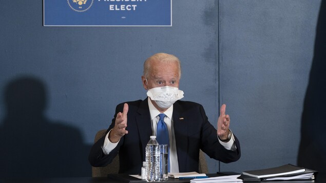 Il porte un masque en conférence de presse.