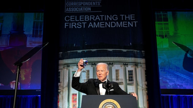 Biden entre ironie et sérieux au dîner des correspondants de la Maison-Blanche