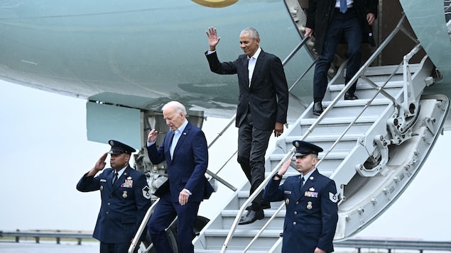Le président Joe Biden et l'ancien président Barack Obama descendent de l'Air Force One.