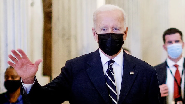 Naka-mask si Joe Biden.