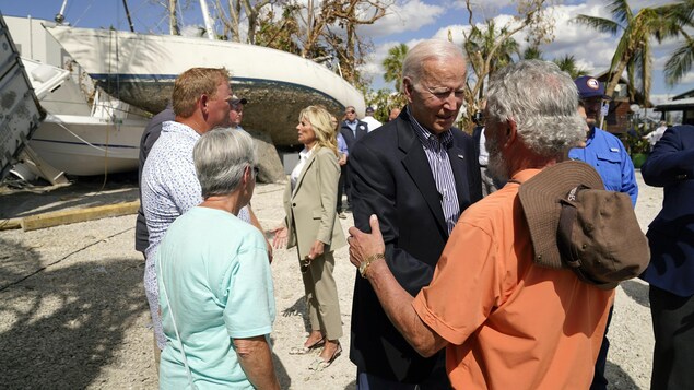 Le président Joe Biden et son épouse, Jill, discutent avec des sinistrés en Florid.