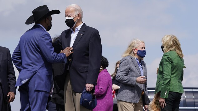 Le président Joe Biden s'entretient avec le maire de Houston, Sylvester Turner, alors que la première dame Jill Biden, à droite, s'entretient avec la représentante Sylvia Garcia, le vendredi 26 février 2021.