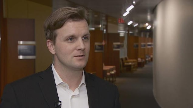 Le conseiller Joe Cressy en entrevue avec CBC, dans un couloir, il porte une chemise blanche et un veston noir, il a les cheveux châtains clairs Le conseiller Joe Cressy en entrevue avec CBC, dans un couloir, il porte une chemise blanche et un veston noir, il a les cheveux châtains clairs