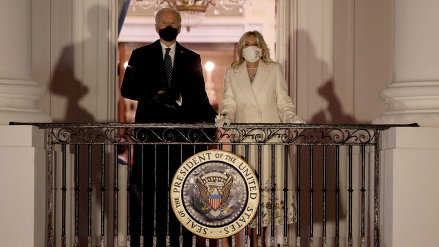Le président et son épouse regardent un feu d'artifice.