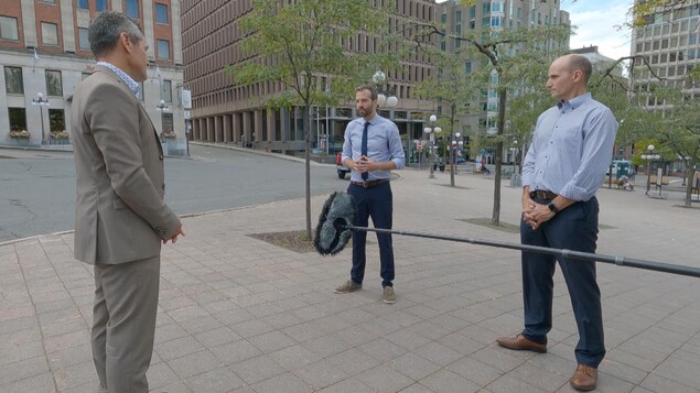 Joël Lightbound et Jean-Yves Duclos en entrevue avec Radio-Canada dans le Vieux-Québec.