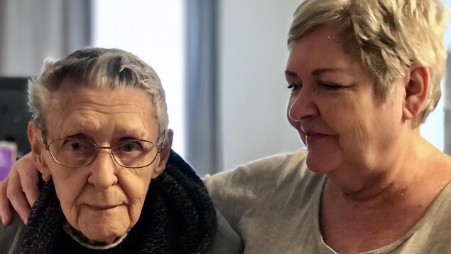 Johanne et sa mère Lucille, résidentes de Saint-Henri depuis toujours, menacées d'éviction.