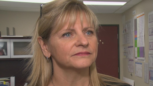 La femme est debout devant la caméra de Radio-Canada dans un bureau du CISSS. La femme est debout devant la caméra de Radio-Canada dans un bureau du CISSS.