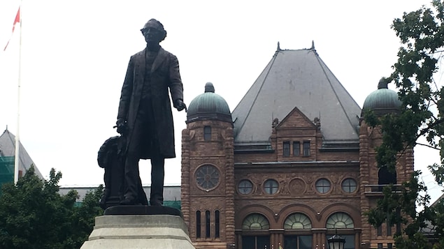 La statue de John A. MacDonald devant l'Assemblée législative de l'Ontario.