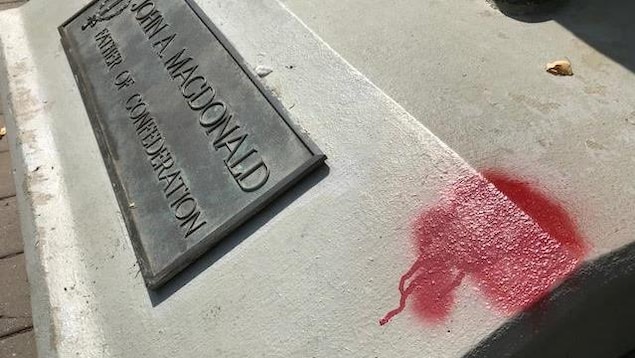 Tache de peinture rouge sur le socle, à côté de la plaque indiquant son nom et son titre de Père de la Confédéraiton. Tache de peinture rouge sur le socle, à côté de la plaque indiquant son nom et son titre de Père de la Confédéraiton.