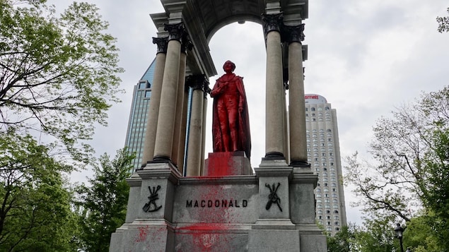 La statue de John A. Macdonald vandalisée à Montréal                            