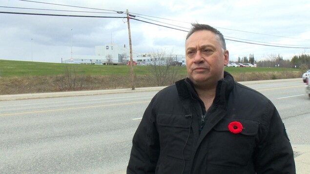 Un homme se tient debout devant l'hôpital de Timmins. Un homme se tient debout devant l'hôpital de Timmins.