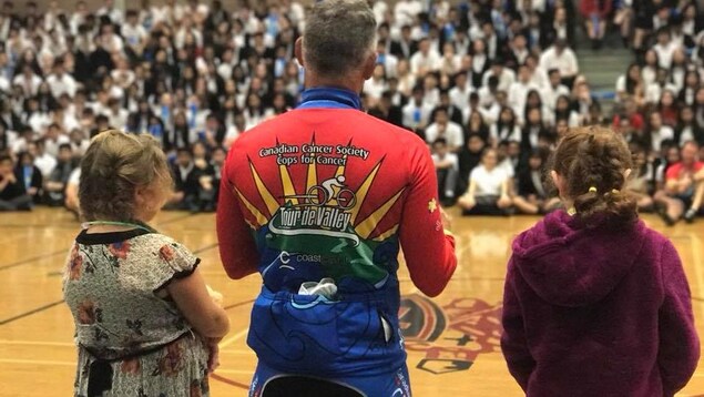 Le sergent John Davidson lors d'une présentation dans une école suite à sa participation à la campagne Cops for Cancer. Le sergent John Davidson lors d'une présentation dans une école suite à sa participation à la campagne Cops for Cancer.