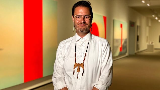 John Hampton le directeur du Musée d'art MacKenzie de Regina, à l’intérieur d'une salle d'exposition.