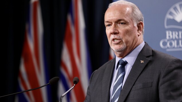 Plan poitrine de John Horgan en conférence de presse.