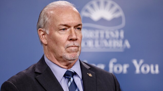 John Horgan parle aux médias.