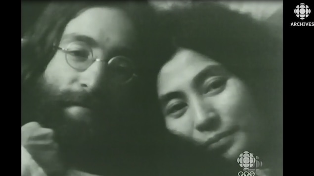 Gros plan des visages de John Lennon et de Yoko Ono lors du bed-in de Montréal.