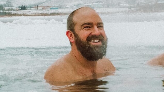 John Mark Earle dans un bain de glace.