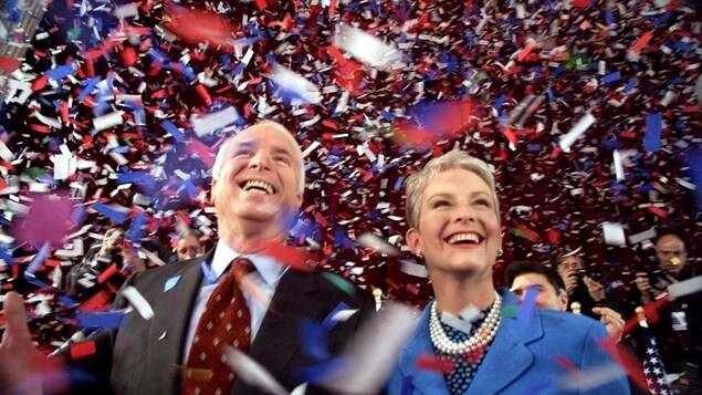 John McCain et Cindy McCain apparaissent sous une pluie de confettis. John McCain et Cindy McCain apparaissent sous une pluie de confettis.
