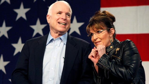John McCain et la gouverneure de l'Alaska, Sarah Palin, devant le drapeau américain. John McCain et la gouverneure de l'Alaska, Sarah Palin, devant le drapeau américain.