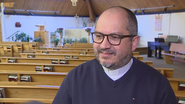 John Molina dans son église. John Molina dans son église.