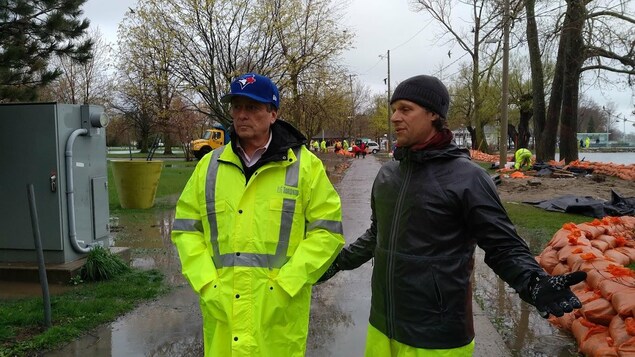 Le maire de Toronto, John Tory et un autre homme sur les îles de Toronto. Le maire de Toronto, John Tory et un autre homme sur les îles de Toronto.