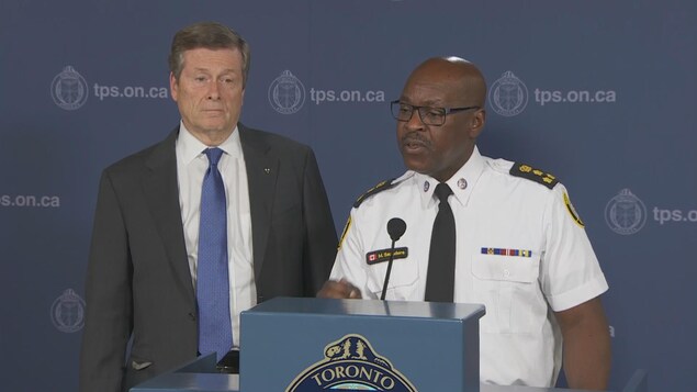 John Tory et Mark Saunders l'un à côté de l'autre John Tory et Mark Saunders l'un à côté de l'autre