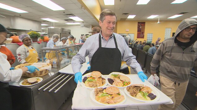 John Tory tiens un plateau plein de nourriture. John Tory tiens un plateau plein de nourriture.