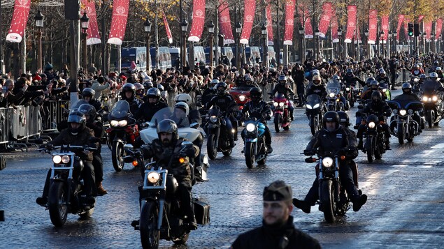 Des centaines de motards se sont joints au cortège. Des centaines de motards se sont joints au cortège.