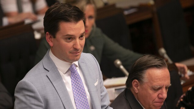 Le ministre québécois de l'Immigration, Simon Jolin-Barrette, à l'Assemblée nationale. À coté de lui, le premier ministre François Legault.