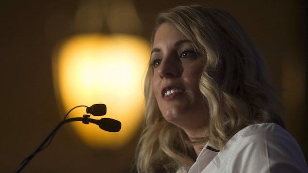 La ministre Mélanie Joly présente les grandes lignes de la politique gouvernementale pour les industries culturelles et créatives du Canada dans un monde numérique.