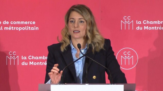 La ministre du Patrimoine Mélanie Joly au micro devant la Chambre de commerce du Montréal métropolitian.