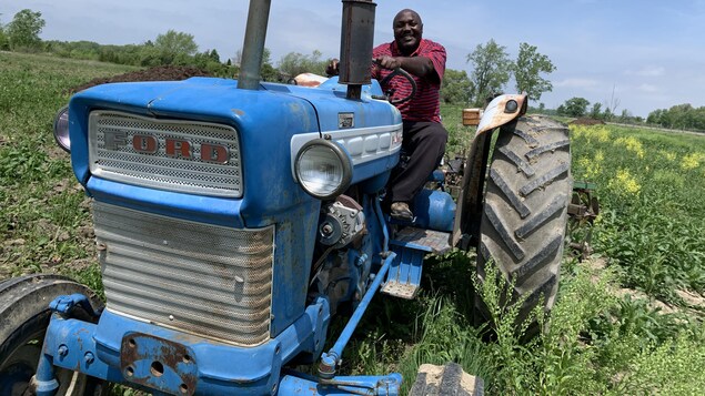 Jonathan Busiku, agriculteur de MacGregor est au volant de son seul tracteur.