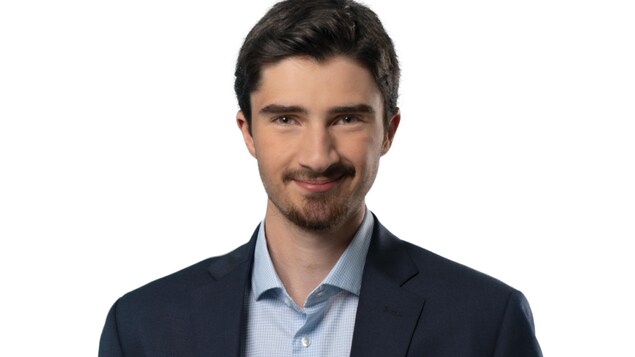 Portrait officiel de Jonathan Carreiro-Benoit regardant la caméra devant un arrière-plan neutre. Portrait officiel de Jonathan Carreiro-Benoit regardant la caméra devant un arrière-plan neutre.