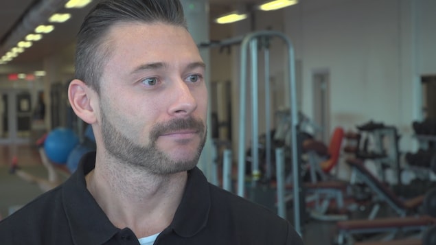 Jonathan Pelletier-Ouellet, préparateur physique de l'Association canadienne de ski acrobatique lors d'une entrevue dans un gymnase Jonathan Pelletier-Ouellet, préparateur physique de l'Association canadienne de ski acrobatique lors d'une entrevue dans un gymnase