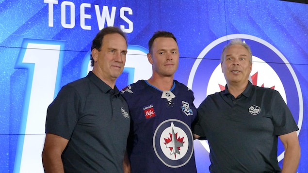 Jonathan Toews avec l'uniforme des Jets de Winnipeg.