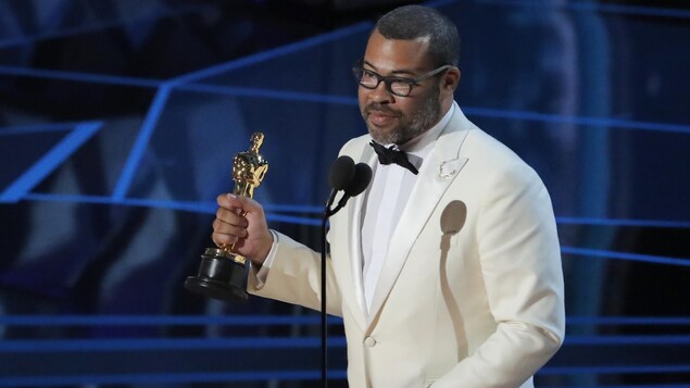 Le meilleur scénario a été remis à Jordan Peele pour le film d'horreur Get Out . Le meilleur scénario a été remis à Jordan Peele pour le film d'horreur Get Out .