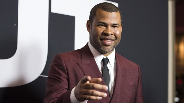 Le réalisateur et scénariste de « Get Out », Jordan Peele, pointe du doigt l'objectif lors d'un passage sur un tapis rouge à Los Angeles. Le réalisateur et scénariste de « Get Out », Jordan Peele, pointe du doigt l'objectif lors d'un passage sur un tapis rouge à Los Angeles.