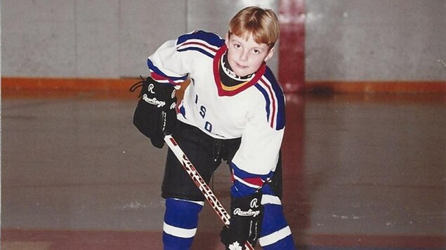 Jordan Wakelam enfant, sur la glace, vêtu de son équipement de hockey. Jordan Wakelam enfant, sur la glace, vêtu de son équipement de hockey.