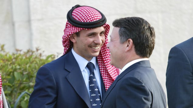 Le prince Hamza serrant la main du roi Abdallah ll en 2004.