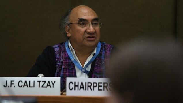 Image de José Francisco Calí Tzay siégeant à l'ONU. Il est entré en poste à la mi-mars à titre de Rapporteur spécial des Nations Unies sur les droits des peuples autochtones. Il est originaire du Guatemala.