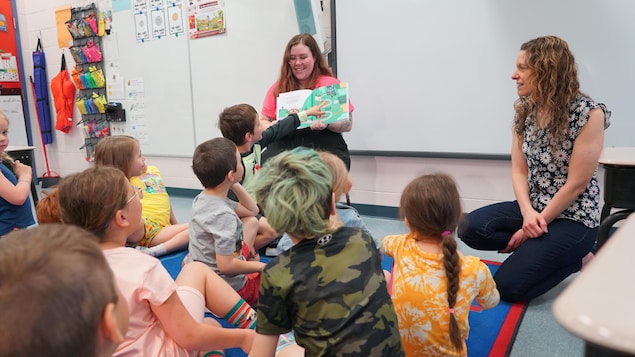 Vingt ans plus tard, elle retourne présenter son livre dans sa classe de 1re année