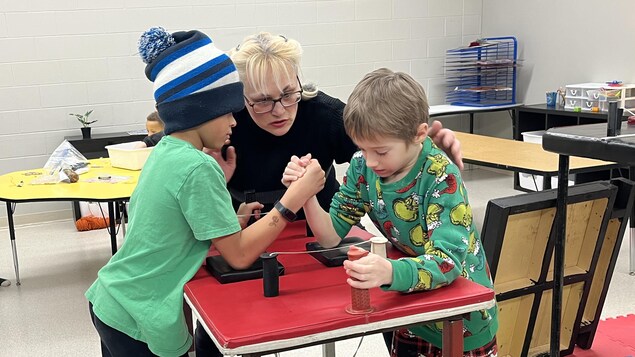 La championne de tir au poignet, Josée Morneau, supervise un mini-match lors d'un atelier donné à l'École Précieux-Sang à Winnipeg, le jeudi 26 janvier 2023.