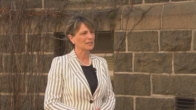 La mairesse Josée Néron en entrevue devant l'hôtel de ville de Saguenay. 