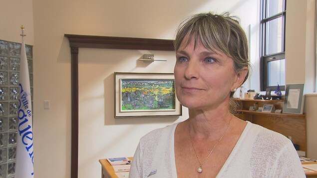 Josée Néron en entrevue dans son bureau.