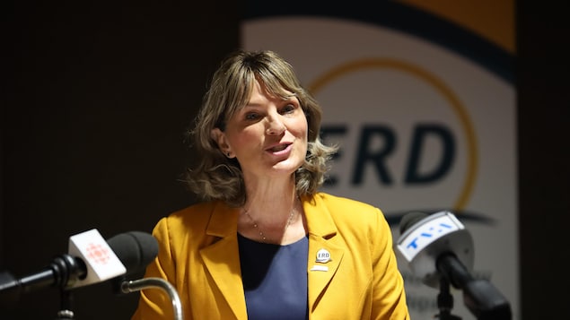 Josée Néron en conférence de presse.