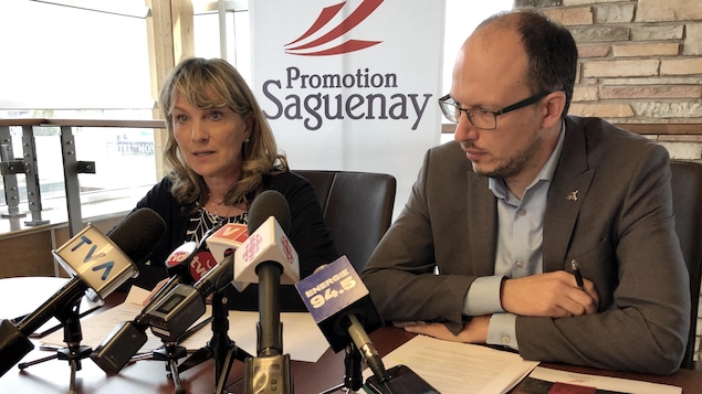Josée Néron et Patrick Bérubé devant des micros.