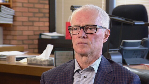 Le doyen de la Faculté d'administration de l'Université de l'Alberta, Joseph Doucet. Le doyen de la Faculté d'administration de l'Université de l'Alberta, Joseph Doucet.